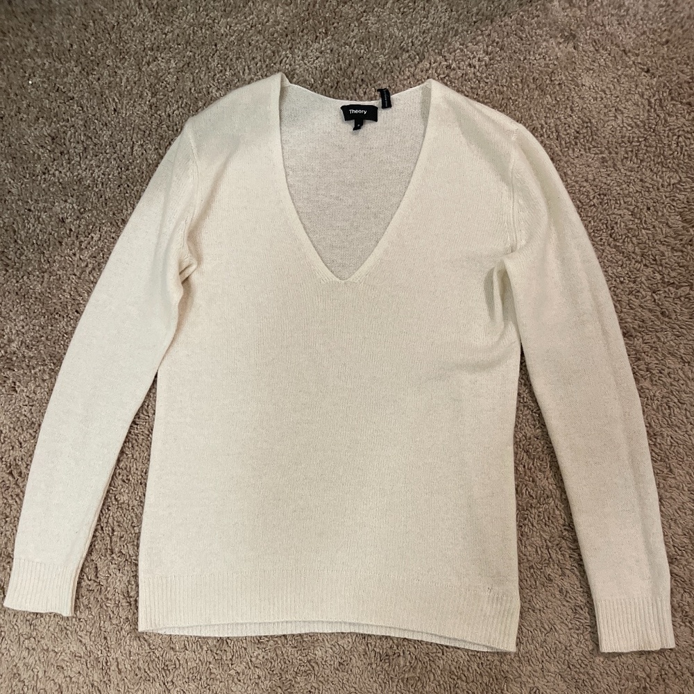 100% Cashmere Vince Sweater. Good condition. Classy and sexy.
